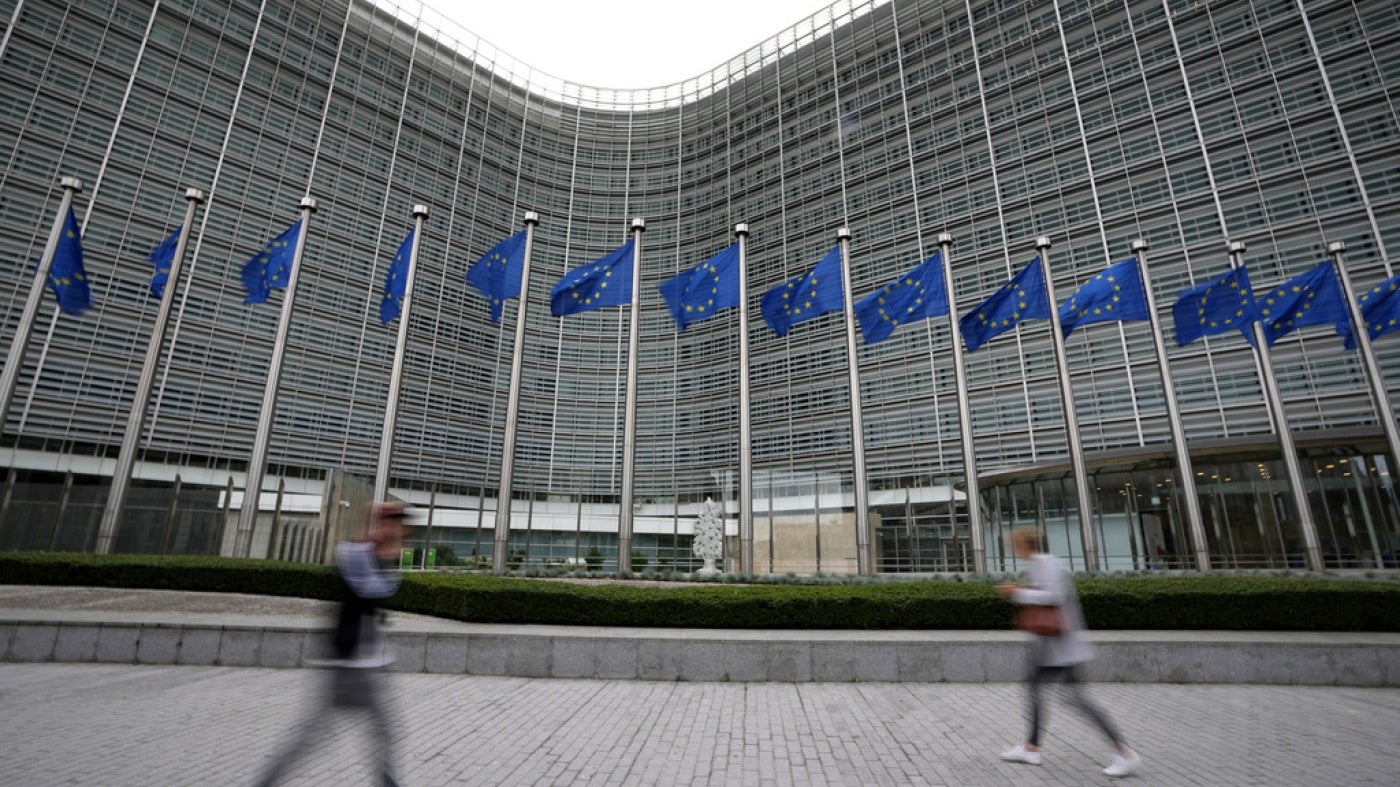 banderas de la Unión Europea (UE) ondean mientras peatones caminan junto a la sede de la UE en Bruselas, el miércoles 20 de septiembre de 2023. 2023 AP Photo/Virginia Mayo, Archivo